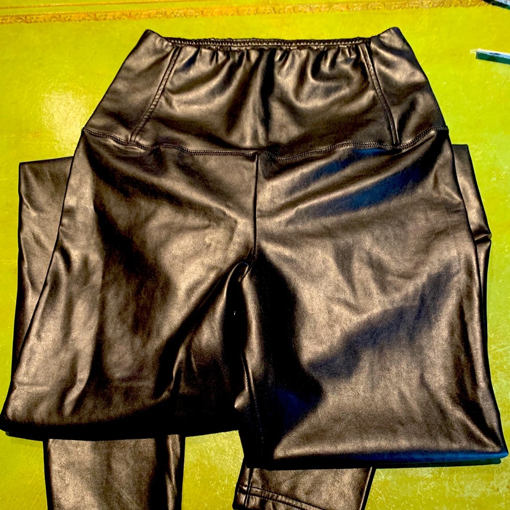 Black Aritzia Wilfred vegan leather leggings small